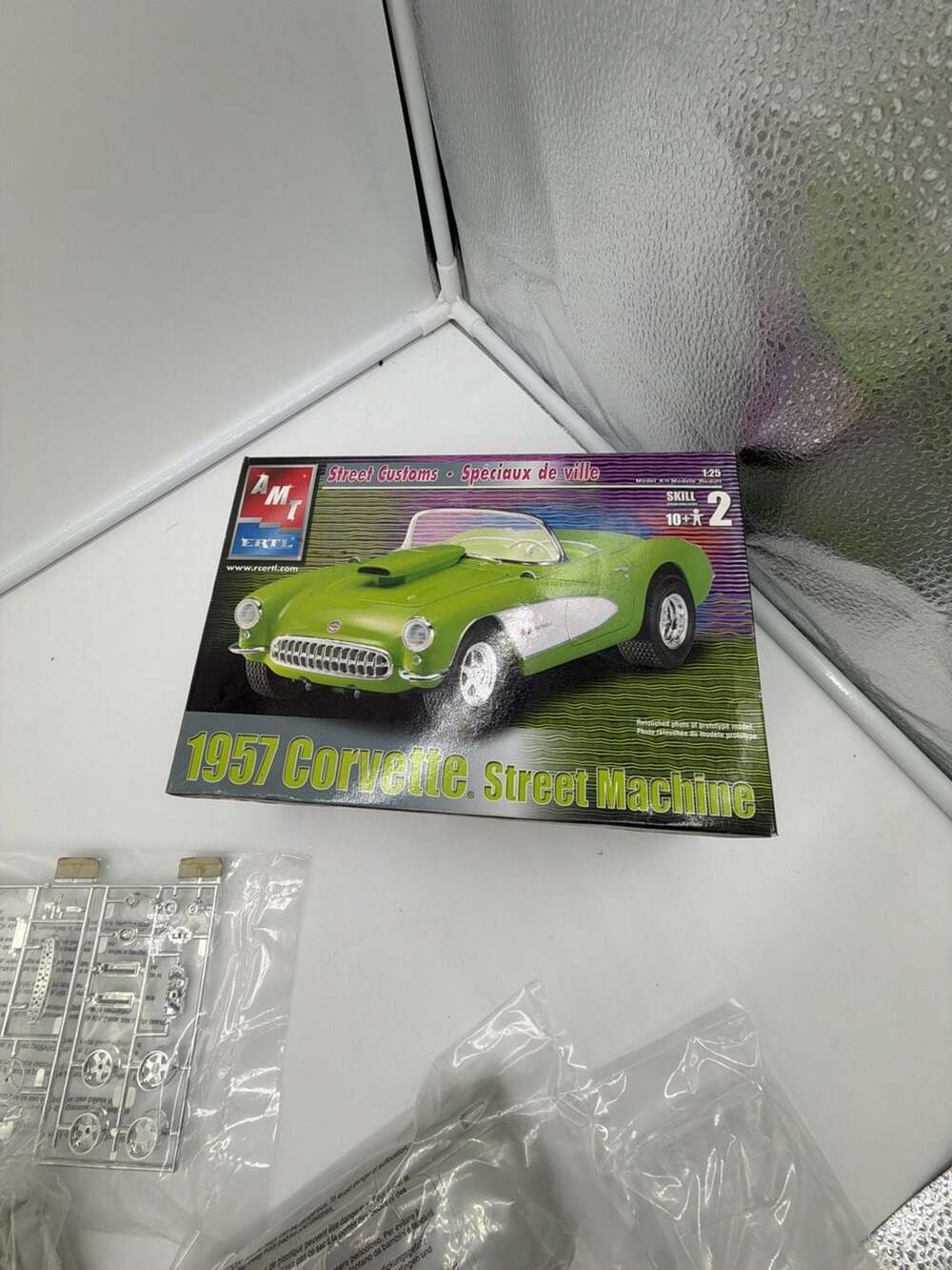 AMT 1957 Chevrolet Corvette Street Machine 1/25 Scale Model Kit